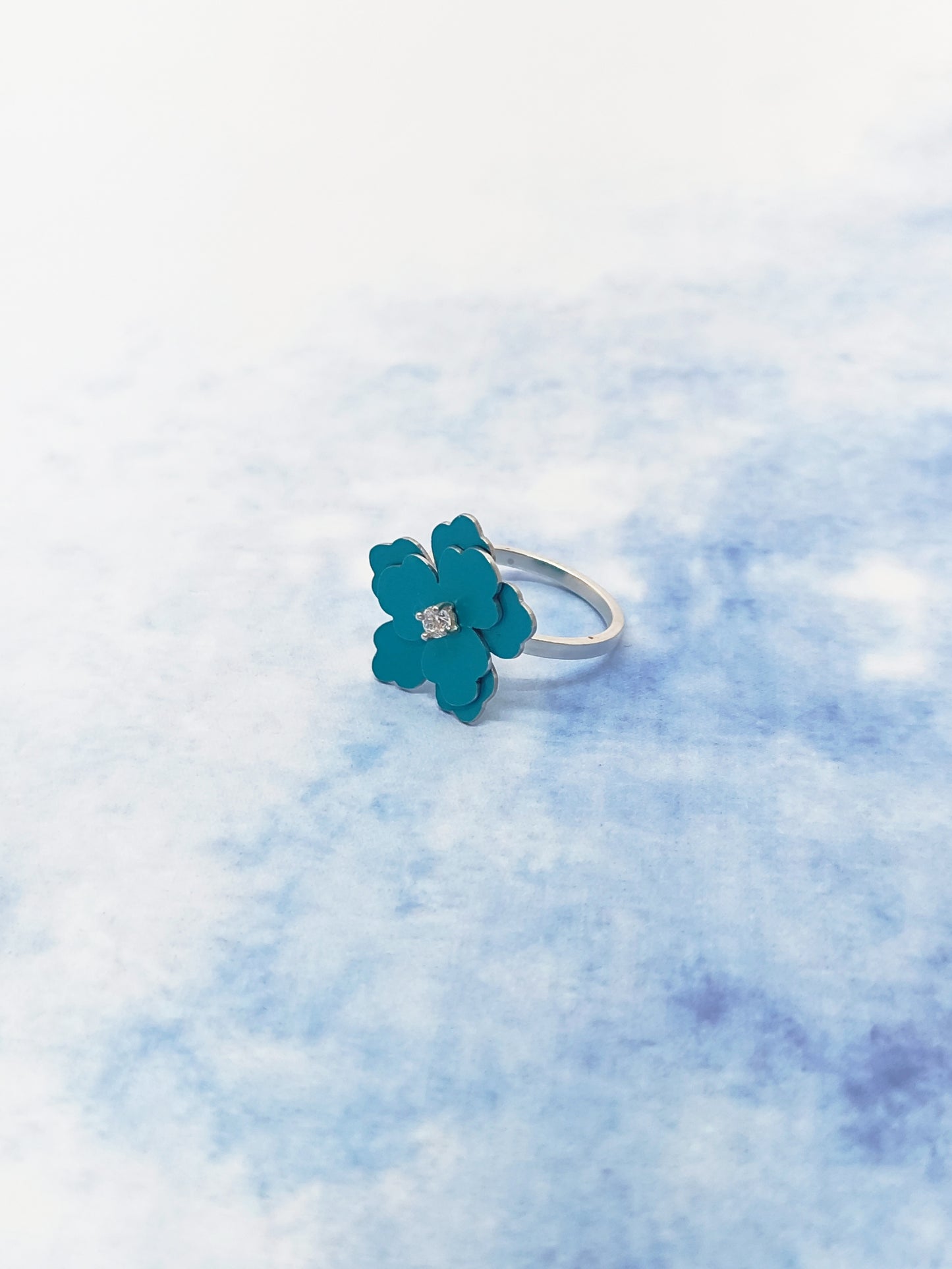 Anillo Susurro de Cielo con pistilo